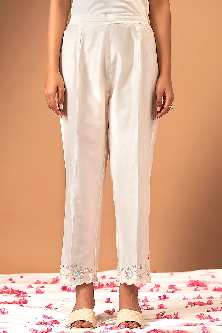 Off-White Silk Chanderi Embroidered Kurta Set by Anantaa By Roohi Trehan at Pernia's Pop Up Shop