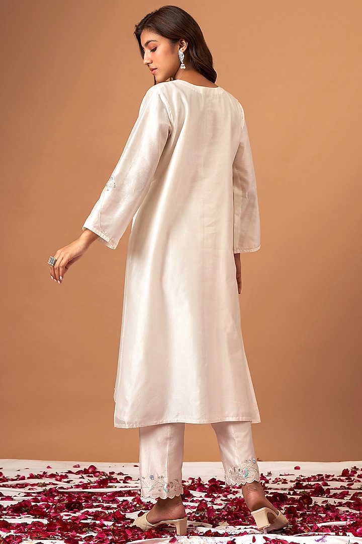 Off-White Silk Chanderi Embroidered Kurta Set by Anantaa By Roohi Trehan at Pernia's Pop Up Shop