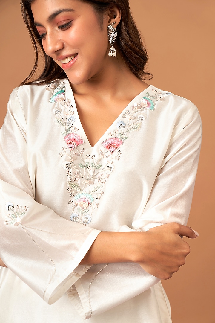 Off-White Silk Chanderi Embroidered Kurta Set by Anantaa By Roohi Trehan at Pernia's Pop Up Shop