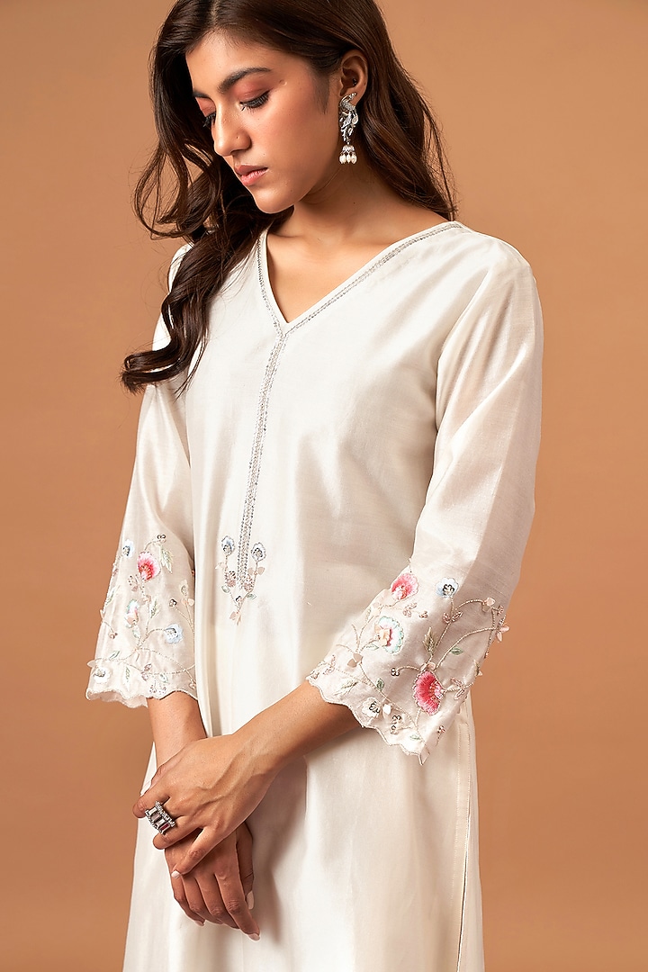 Off-White Silk Chanderi Embroidered Kurta Set by Anantaa By Roohi Trehan at Pernia's Pop Up Shop