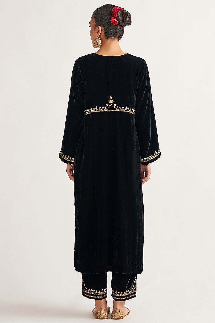 Black Velvet Hand Embroidered Kurta Set Design by Anantaa By Roohi Trehan  at Pernia's Pop Up Shop 2024