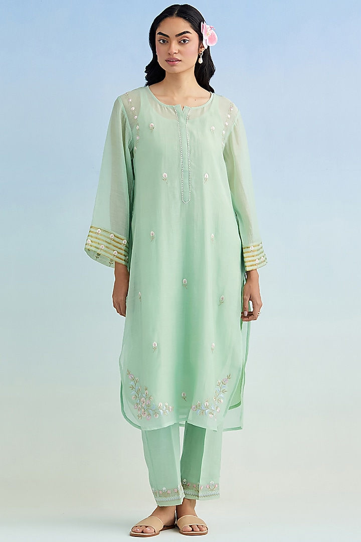 Green Mul Chanderi Thread Embroidered Kurta Set by Anantaa By Roohi Trehan at Pernia's Pop Up Shop