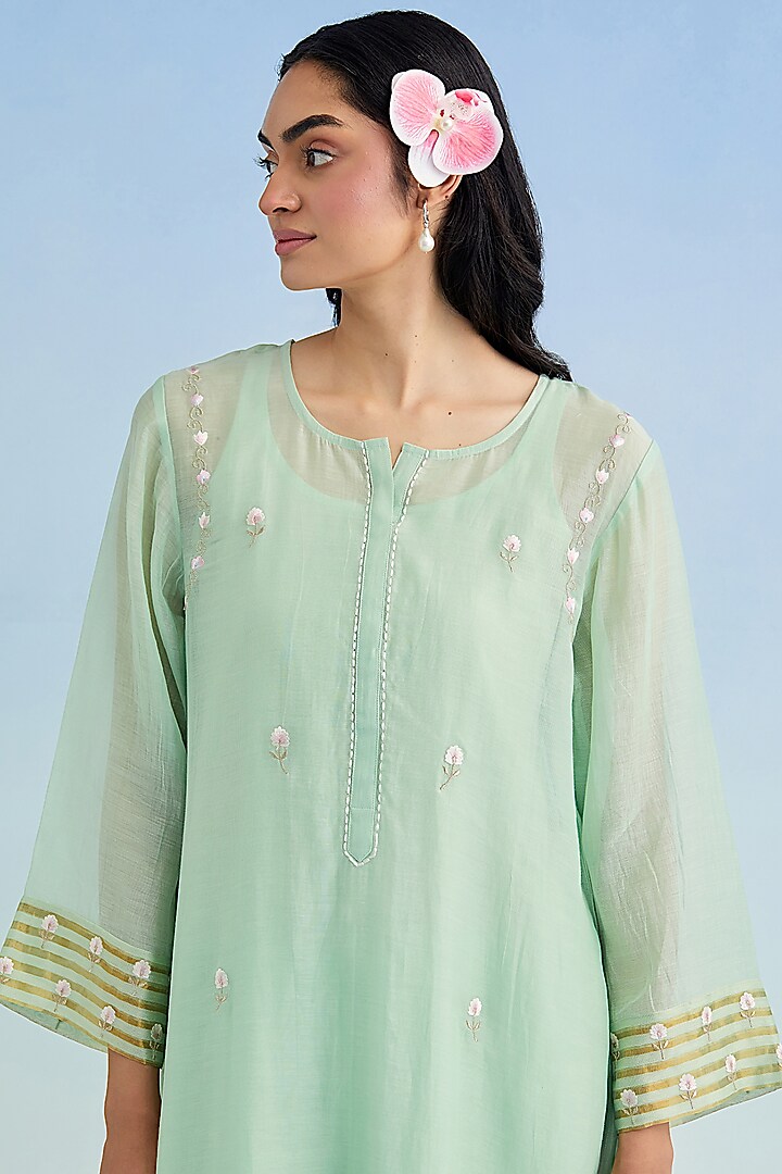 Green Mul Chanderi Thread Embroidered Kurta Set by Anantaa By Roohi Trehan at Pernia's Pop Up Shop