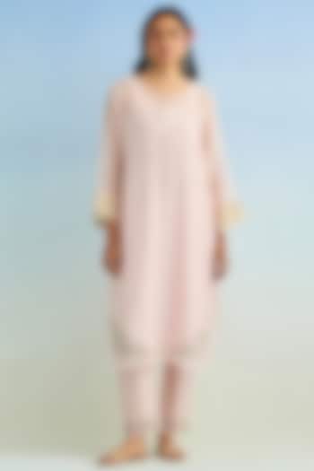 Pink Mul Chanderi Thread Embroidered Kurta Set by Anantaa By Roohi Trehan at Pernia's Pop Up Shop