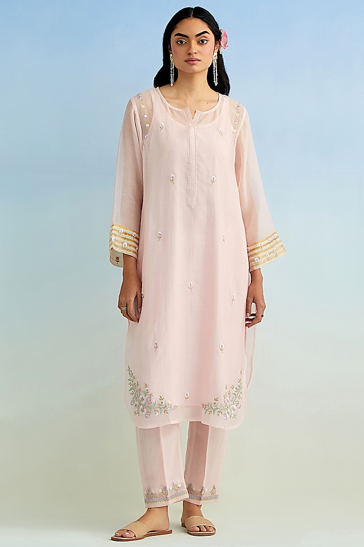 Pink Mul Chanderi Thread Embroidered Kurta Set by Anantaa By Roohi Trehan at Pernia's Pop Up Shop