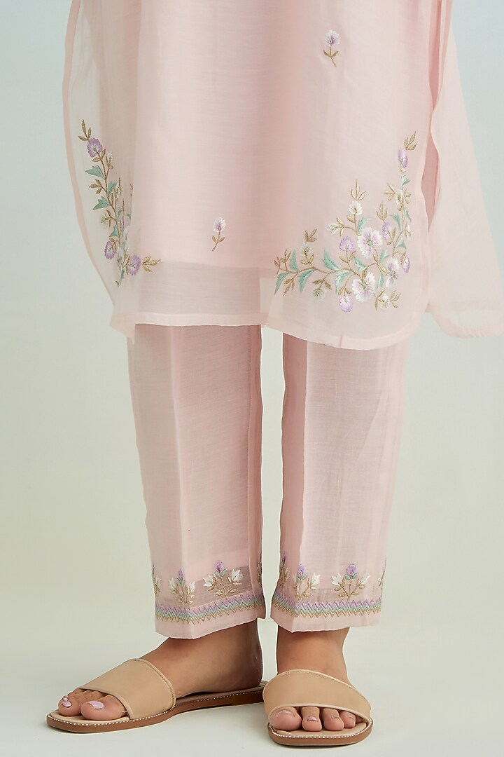 Pink Mul Chanderi Thread Embroidered Kurta Set by Anantaa By Roohi Trehan at Pernia's Pop Up Shop