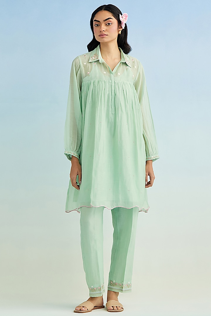 Green Mul Chanderi Floral Embroidered Kurta Set by Anantaa By Roohi Trehan at Pernia's Pop Up Shop