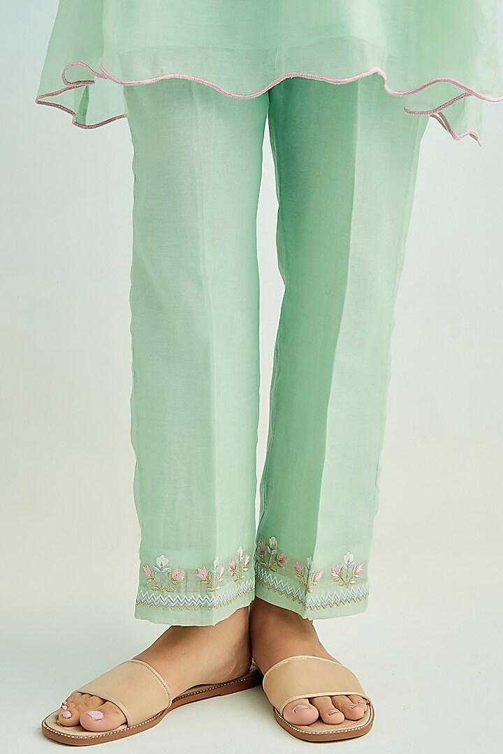 Green Mul Chanderi Floral Embroidered Kurta Set by Anantaa By Roohi Trehan at Pernia's Pop Up Shop
