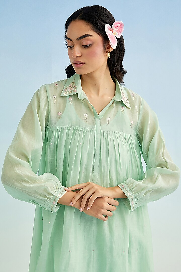 Green Mul Chanderi Floral Embroidered Kurta Set by Anantaa By Roohi Trehan at Pernia's Pop Up Shop