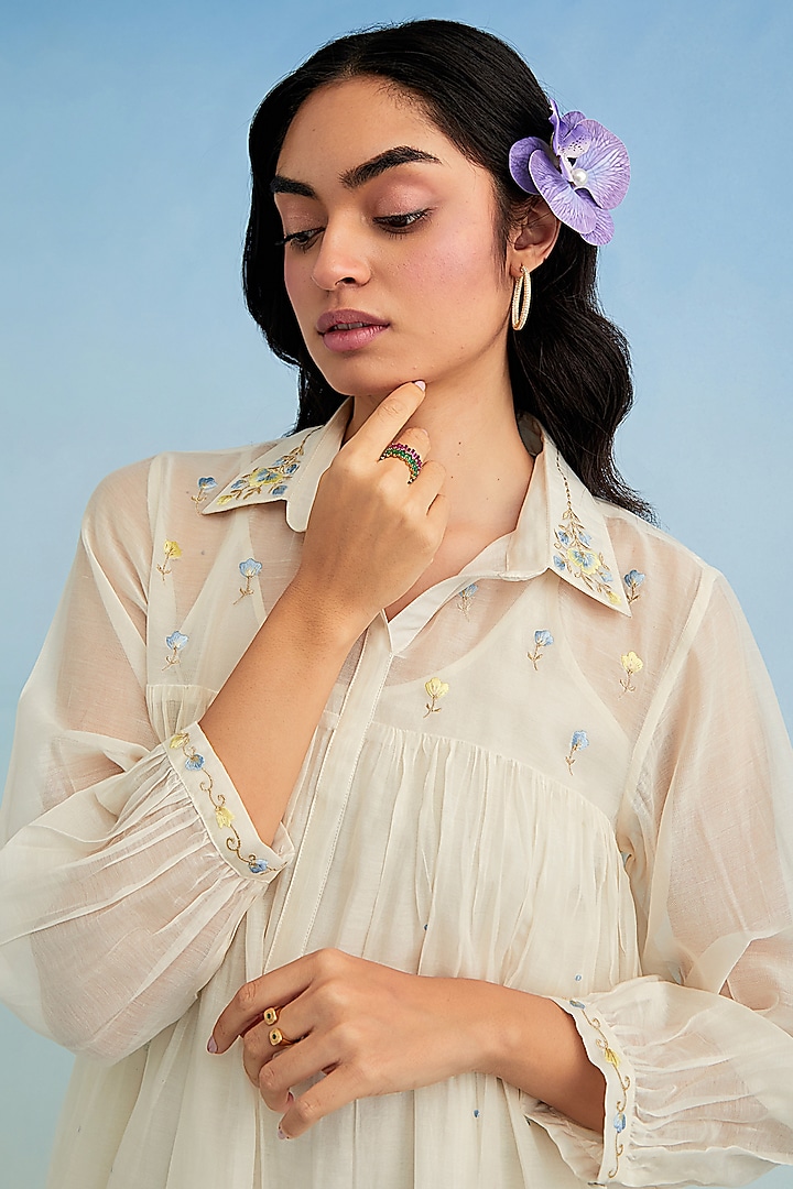 Ivory Mul Chanderi Floral Embroidered Kurta Set by Anantaa By Roohi Trehan at Pernia's Pop Up Shop