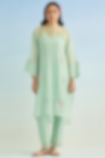 Green Mul Chanderi Floral Embroidered Kurta Set by Anantaa By Roohi Trehan at Pernia's Pop Up Shop