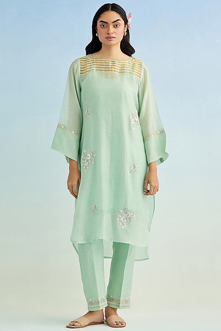Green Mul Chanderi Floral Embroidered Kurta Set by Anantaa By Roohi Trehan at Pernia's Pop Up Shop