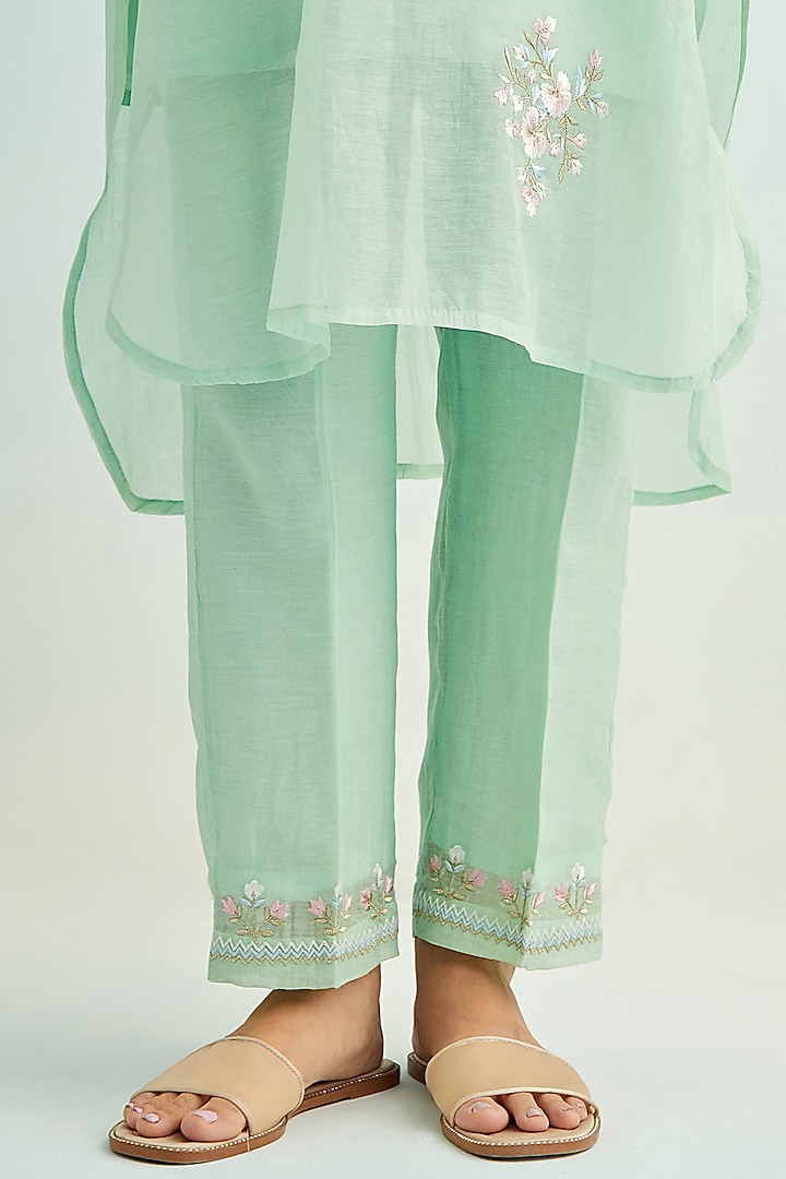Green Mul Chanderi Floral Embroidered Kurta Set by Anantaa By Roohi Trehan at Pernia's Pop Up Shop