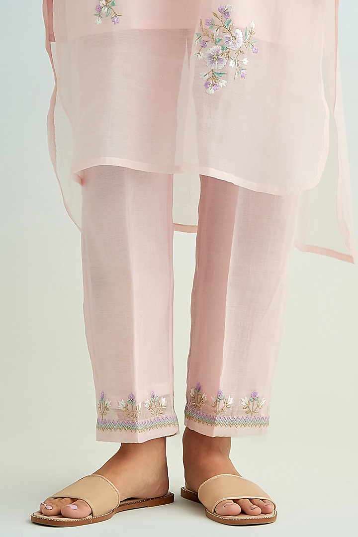 Pink Mul Chanderi Floral Embroidered Kurta Set by Anantaa By Roohi Trehan at Pernia's Pop Up Shop