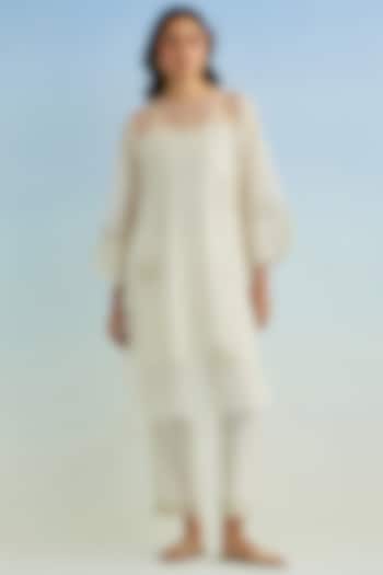Ivory Mul Chanderi Floral Embroidered Kurta Set by Anantaa By Roohi Trehan at Pernia's Pop Up Shop