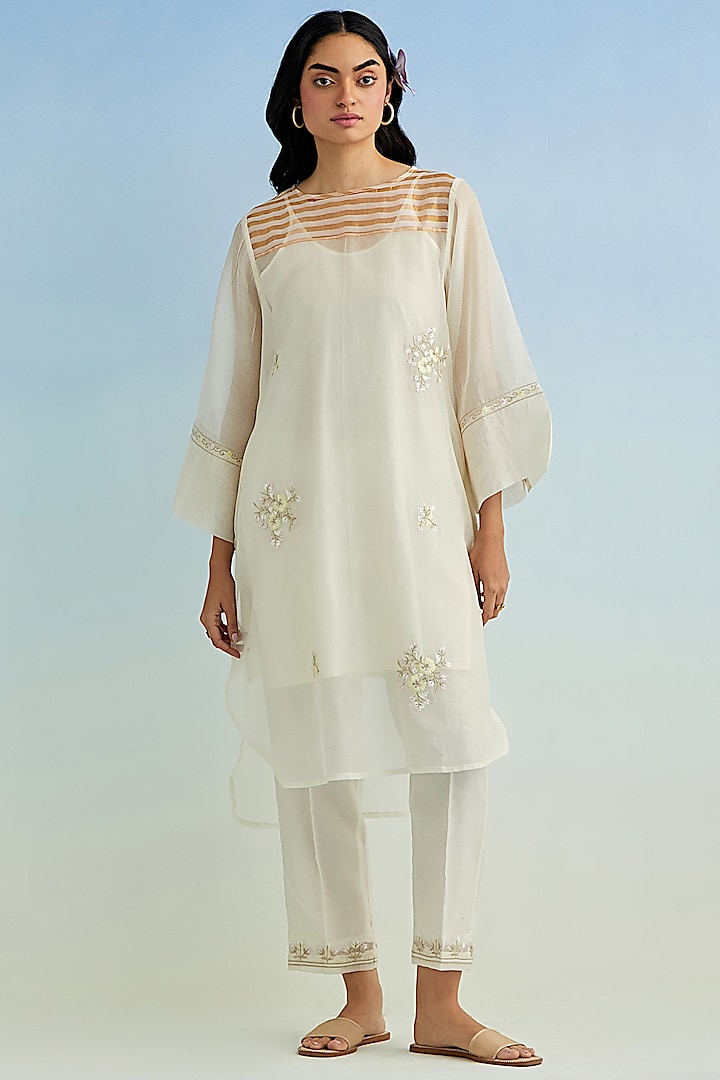 Ivory Mul Chanderi Floral Embroidered Kurta Set by Anantaa By Roohi Trehan at Pernia's Pop Up Shop