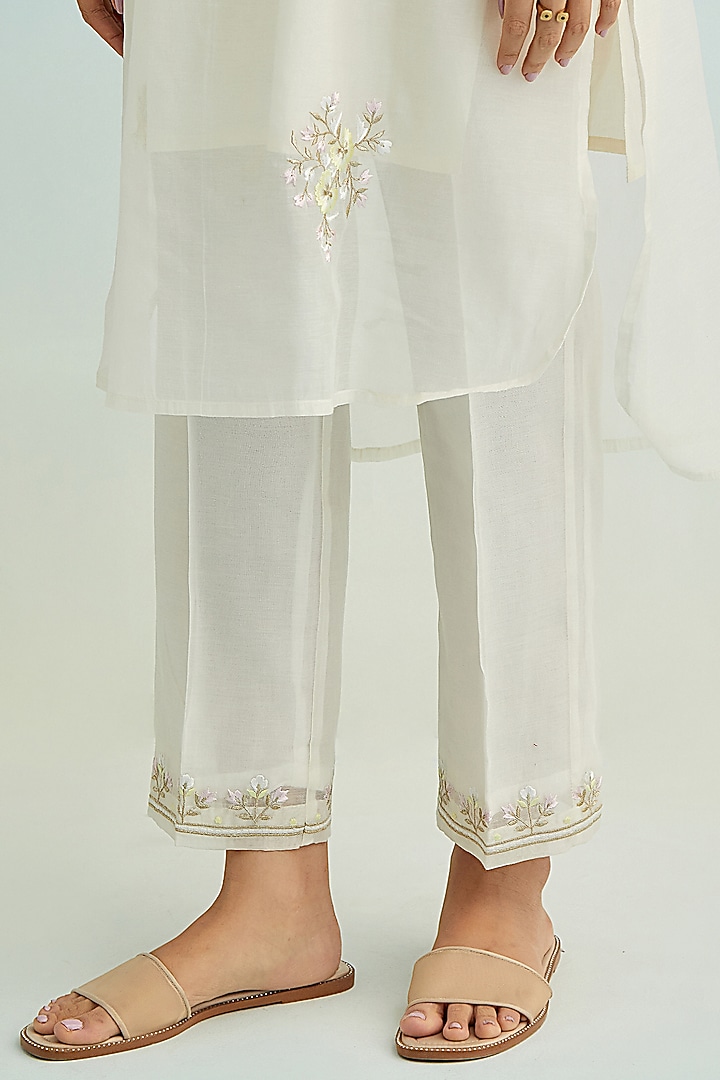 Ivory Mul Chanderi Floral Embroidered Kurta Set by Anantaa By Roohi Trehan at Pernia's Pop Up Shop