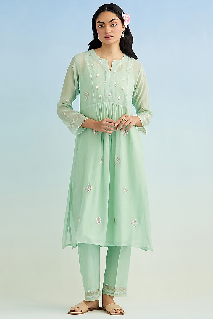 Green Mul Chanderi Floral Embroidered Kurta Set by Anantaa By Roohi Trehan at Pernia's Pop Up Shop