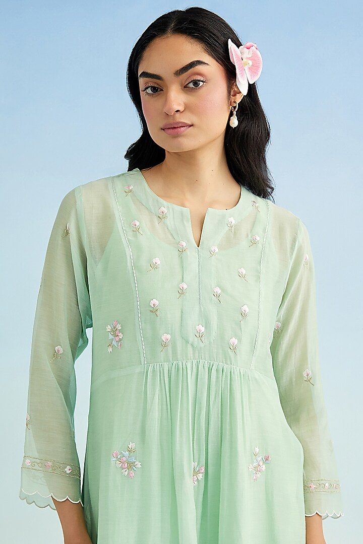 Green Mul Chanderi Floral Embroidered Kurta Set by Anantaa By Roohi Trehan at Pernia's Pop Up Shop