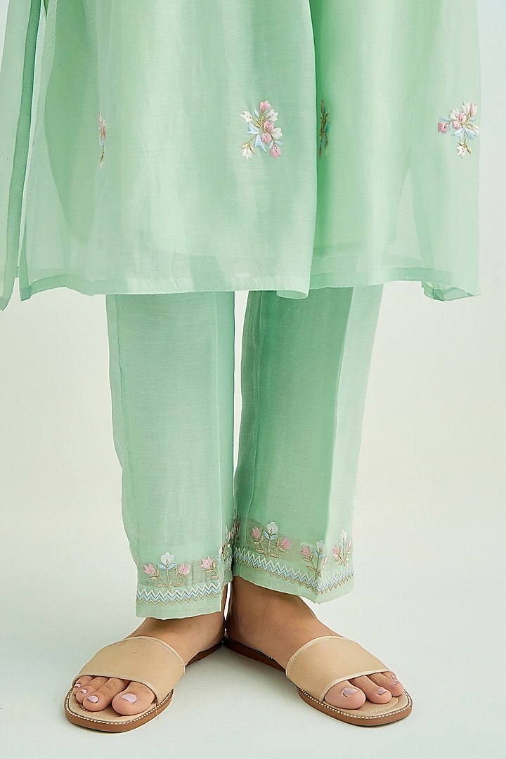 Green Mul Chanderi Floral Embroidered Kurta Set by Anantaa By Roohi Trehan at Pernia's Pop Up Shop
