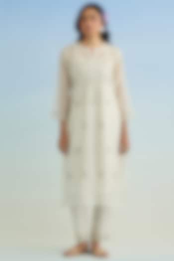 Ivory Mul Chanderi Embroidered Kurta Set by Anantaa By Roohi Trehan at Pernia's Pop Up Shop