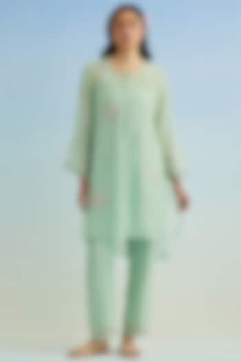 Green Mul Chanderi Floral Embroidered Kurta Set by Anantaa By Roohi Trehan at Pernia's Pop Up Shop