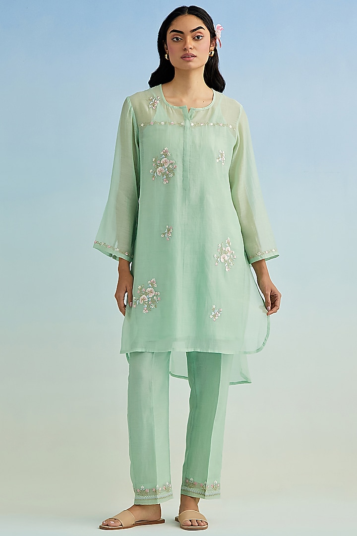 Green Mul Chanderi Floral Embroidered Kurta Set by Anantaa By Roohi Trehan at Pernia's Pop Up Shop