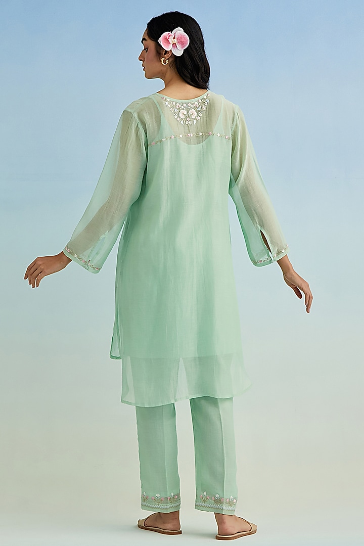 Green Mul Chanderi Floral Embroidered Kurta Set by Anantaa By Roohi Trehan at Pernia's Pop Up Shop