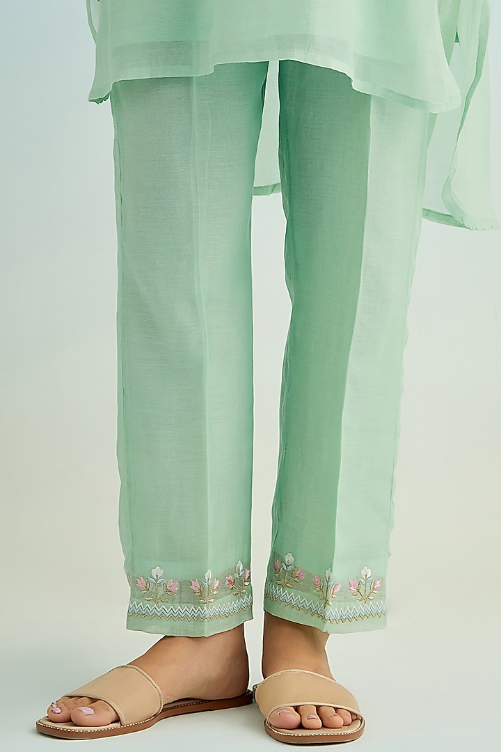 Green Mul Chanderi Floral Embroidered Kurta Set by Anantaa By Roohi Trehan at Pernia's Pop Up Shop