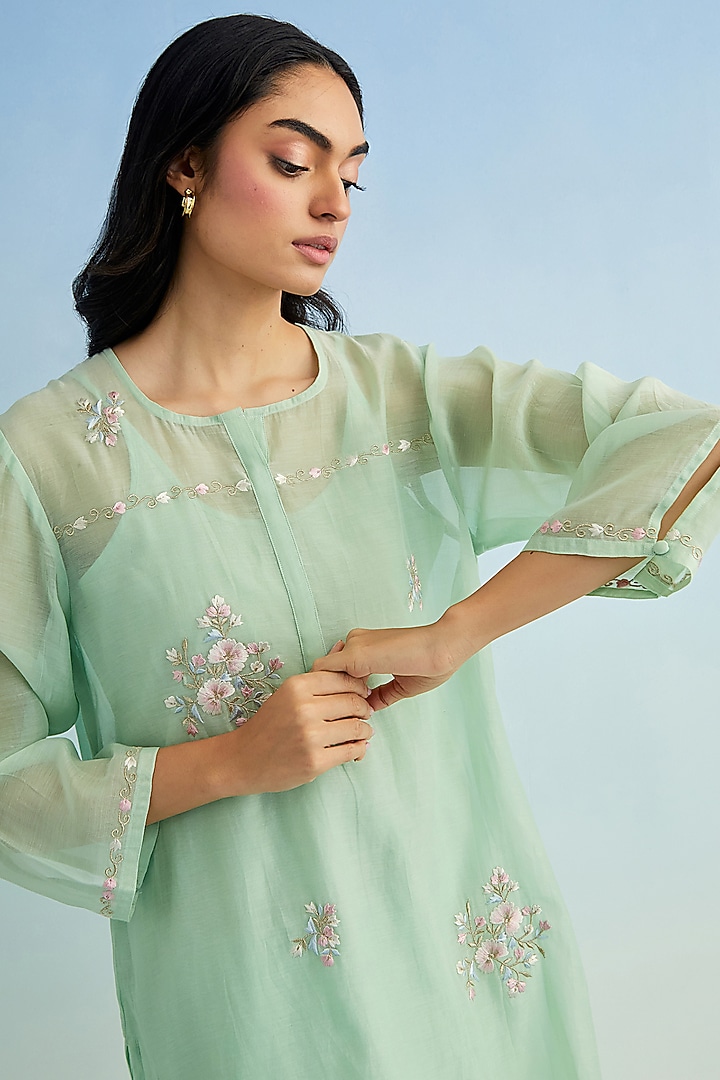 Green Mul Chanderi Floral Embroidered Kurta Set by Anantaa By Roohi Trehan at Pernia's Pop Up Shop