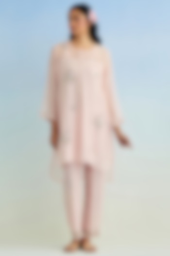 Pink Mul Chanderi Floral Embroidered Kurta Set by Anantaa By Roohi Trehan at Pernia's Pop Up Shop