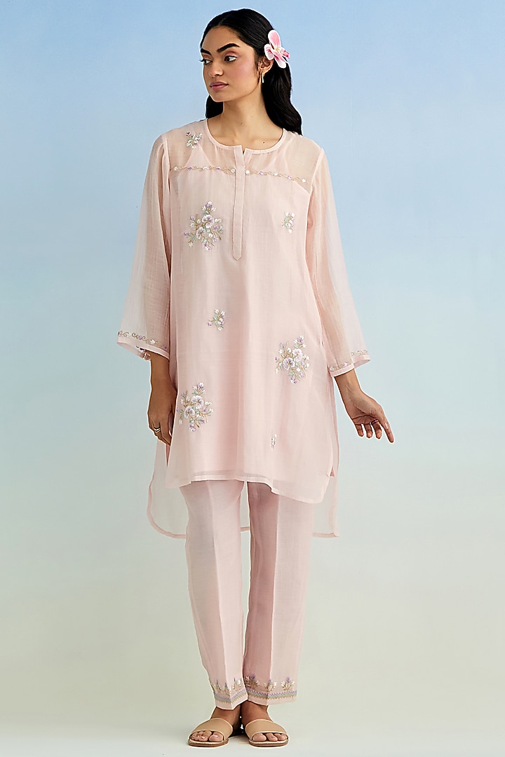 Pink Mul Chanderi Floral Embroidered Kurta Set by Anantaa By Roohi Trehan at Pernia's Pop Up Shop