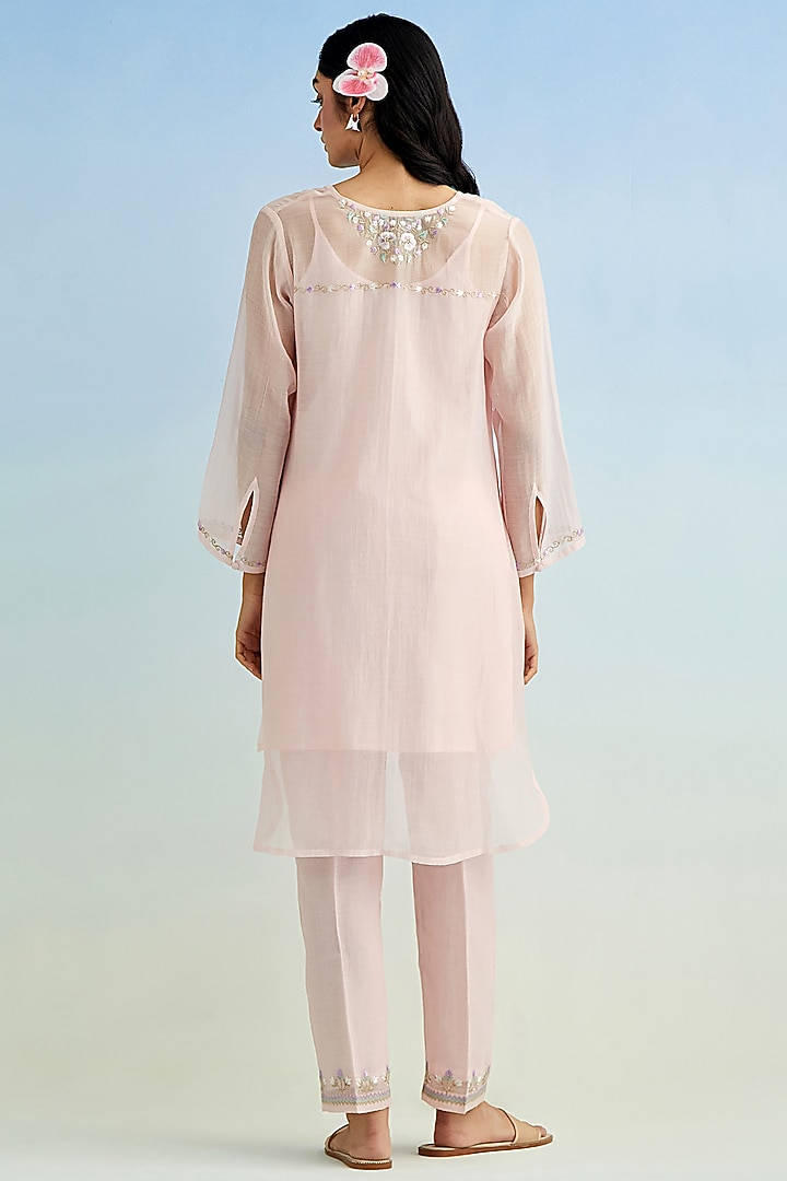 Pink Mul Chanderi Floral Embroidered Kurta Set by Anantaa By Roohi Trehan at Pernia's Pop Up Shop