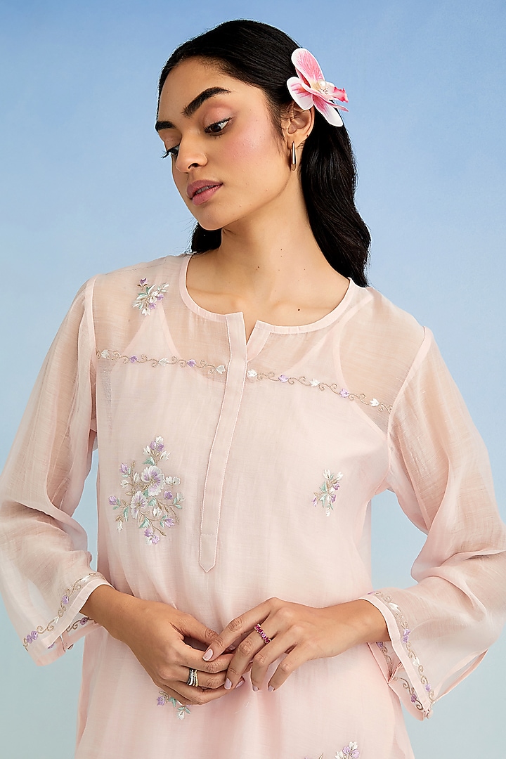 Pink Mul Chanderi Floral Embroidered Kurta Set by Anantaa By Roohi Trehan at Pernia's Pop Up Shop