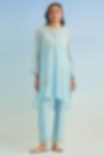 Blue Mul Chanderi Floral Embroidered High-Low Kurta Set by Anantaa By Roohi Trehan at Pernia's Pop Up Shop