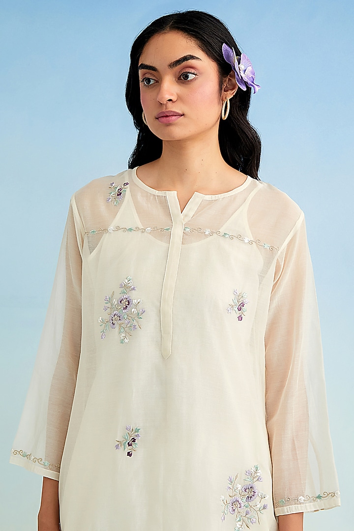 Ivory Mul Chanderi Floral Embroidered High-Low Kurta Set by Anantaa By Roohi Trehan at Pernia's Pop Up Shop