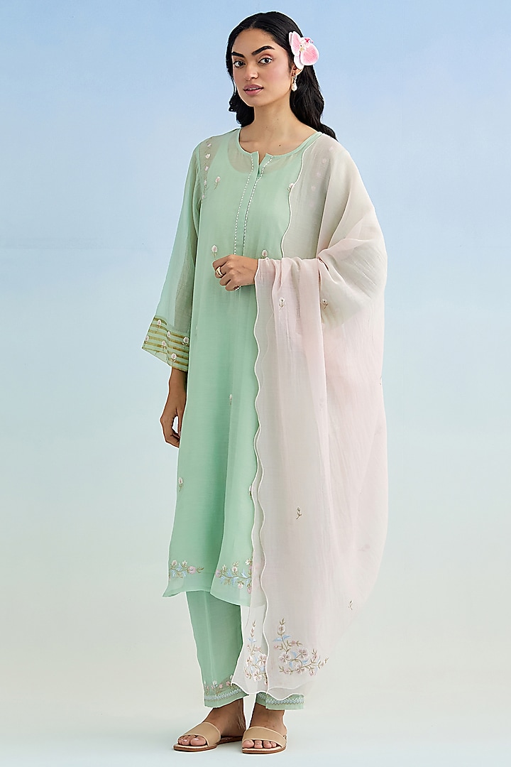 Green Mul Chanderi Thread Embroidered Kurta Set by Anantaa By Roohi Trehan at Pernia's Pop Up Shop