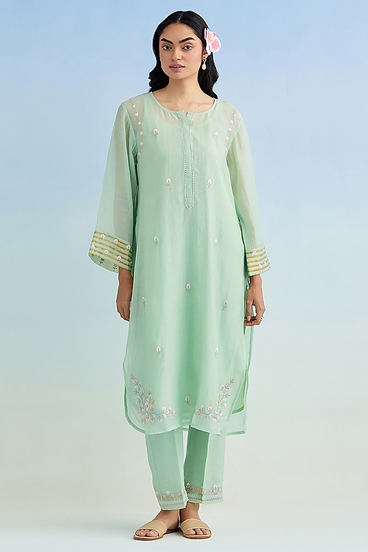 Green Mul Chanderi Thread Embroidered Kurta Set by Anantaa By Roohi Trehan at Pernia's Pop Up Shop