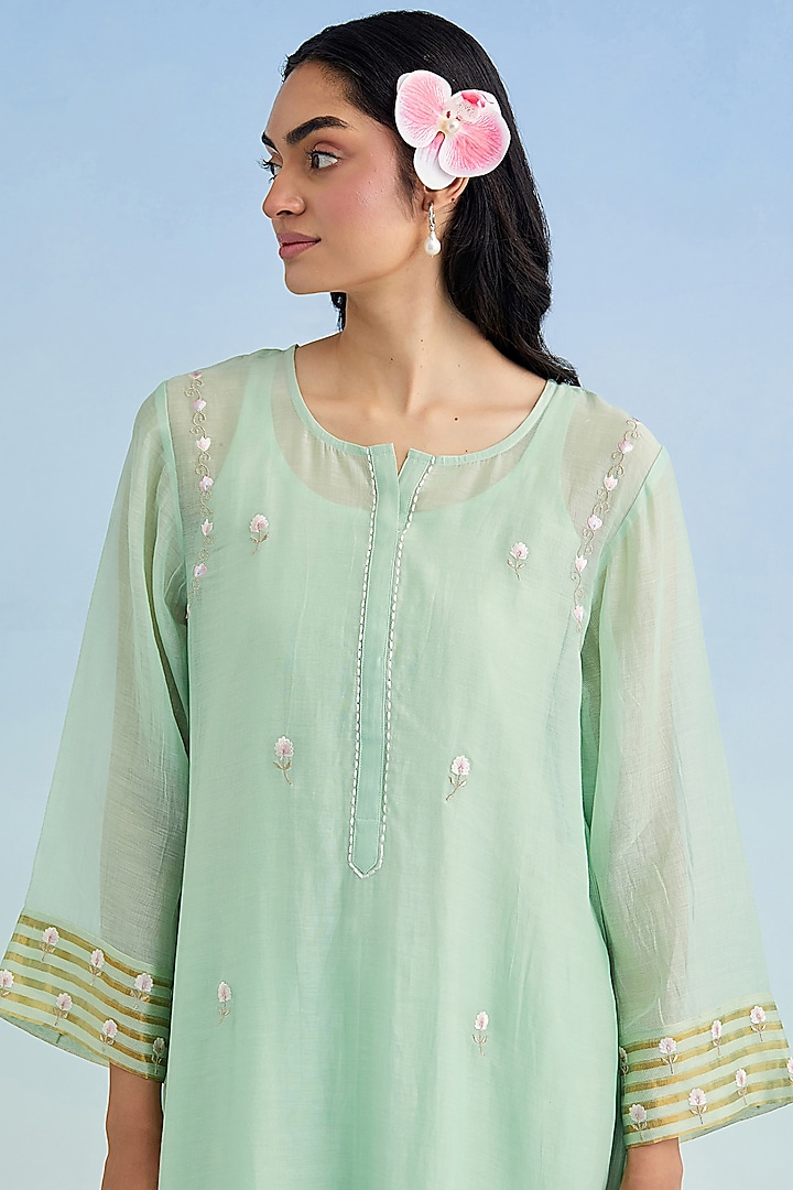 Green Mul Chanderi Thread Embroidered Kurta Set by Anantaa By Roohi Trehan at Pernia's Pop Up Shop