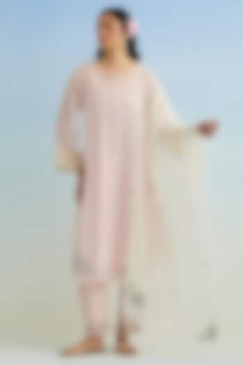 Pink Mul Chanderi Thread Embroidered Kurta Set by Anantaa By Roohi Trehan at Pernia's Pop Up Shop