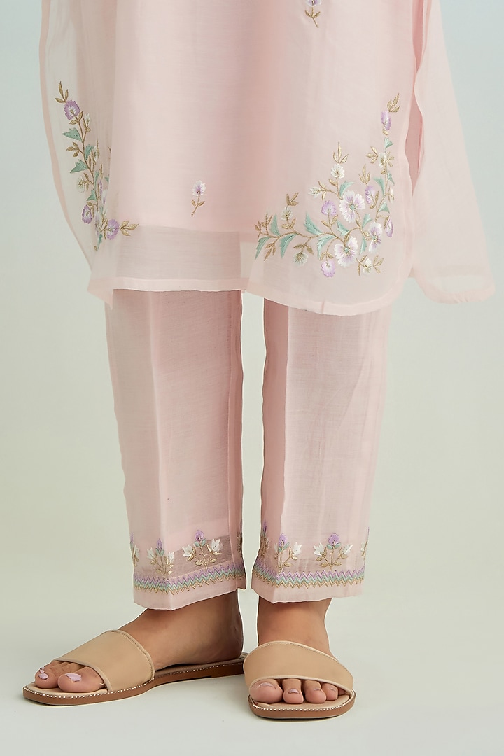 Pink Mul Chanderi Thread Embroidered Kurta Set by Anantaa By Roohi Trehan at Pernia's Pop Up Shop