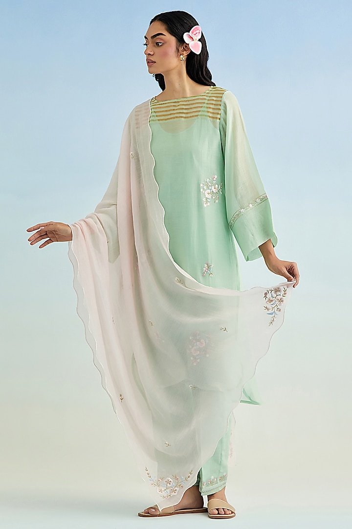 Green Mul Chanderi Thread Embroidered High-Low Kurta Set by Anantaa By Roohi Trehan at Pernia's Pop Up Shop