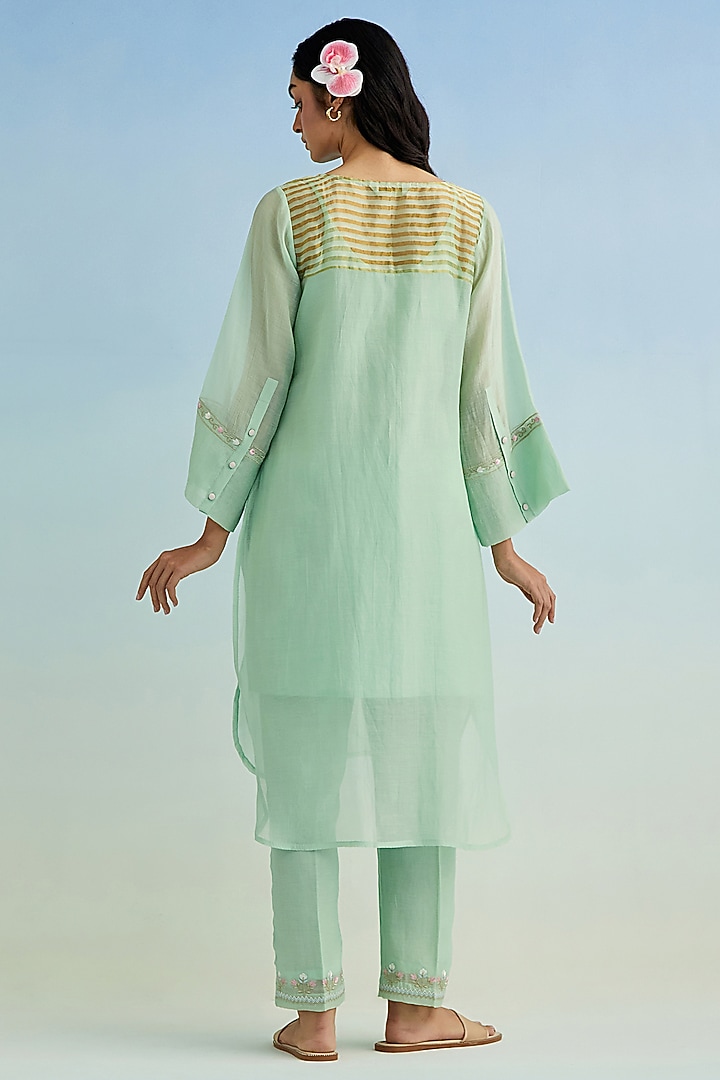 Green Mul Chanderi Thread Embroidered High-Low Kurta Set by Anantaa By Roohi Trehan at Pernia's Pop Up Shop