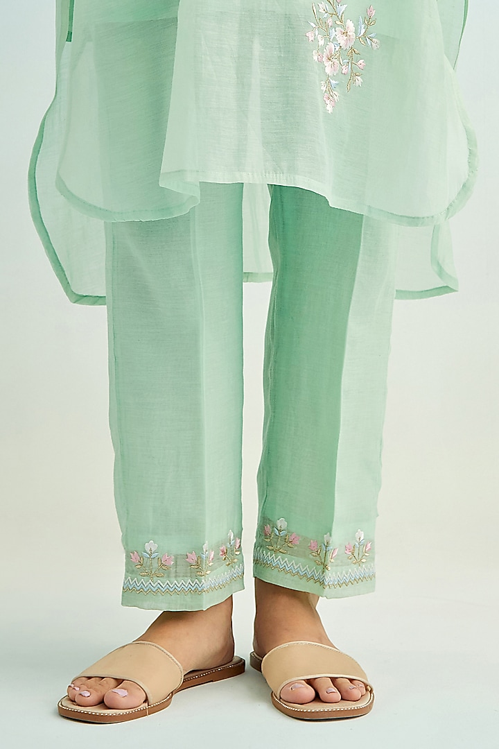 Green Mul Chanderi Thread Embroidered High-Low Kurta Set by Anantaa By Roohi Trehan at Pernia's Pop Up Shop