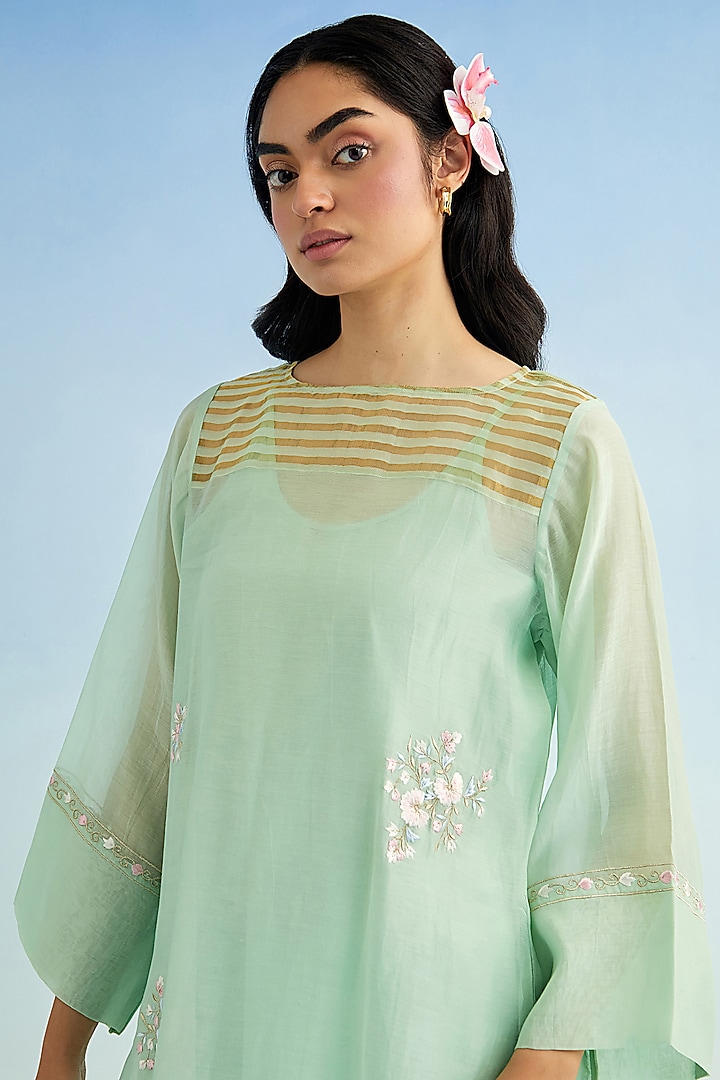 Green Mul Chanderi Thread Embroidered High-Low Kurta Set by Anantaa By Roohi Trehan at Pernia's Pop Up Shop