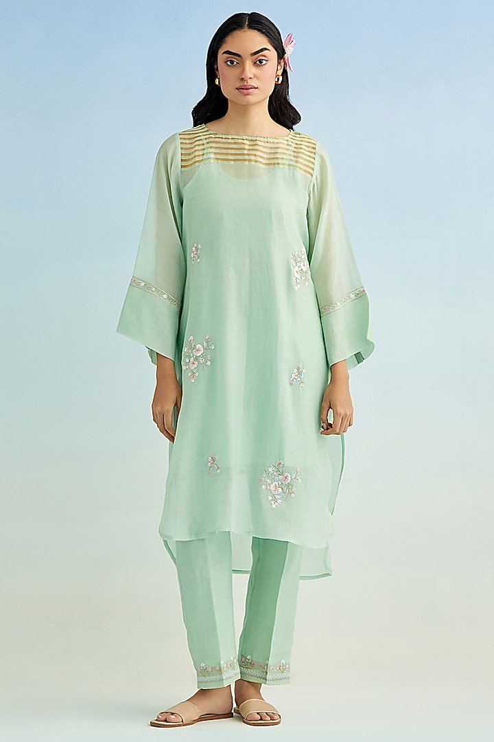 Green Mul Chanderi Thread Embroidered High-Low Kurta Set by Anantaa By Roohi Trehan at Pernia's Pop Up Shop