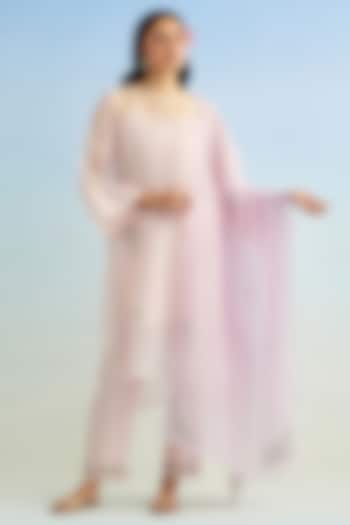 Pink Mul Chanderi Thread Embroidered High-Low Kurta Set by Anantaa By Roohi Trehan at Pernia's Pop Up Shop