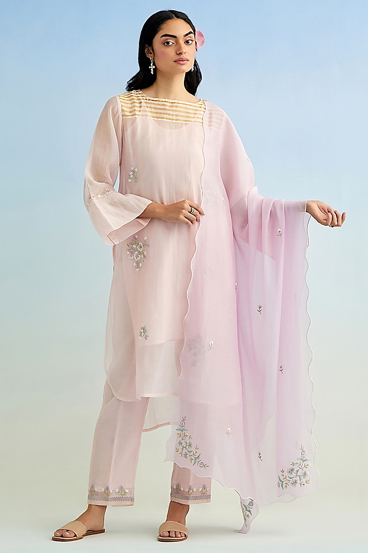Pink Mul Chanderi Thread Embroidered High-Low Kurta Set by Anantaa By Roohi Trehan at Pernia's Pop Up Shop