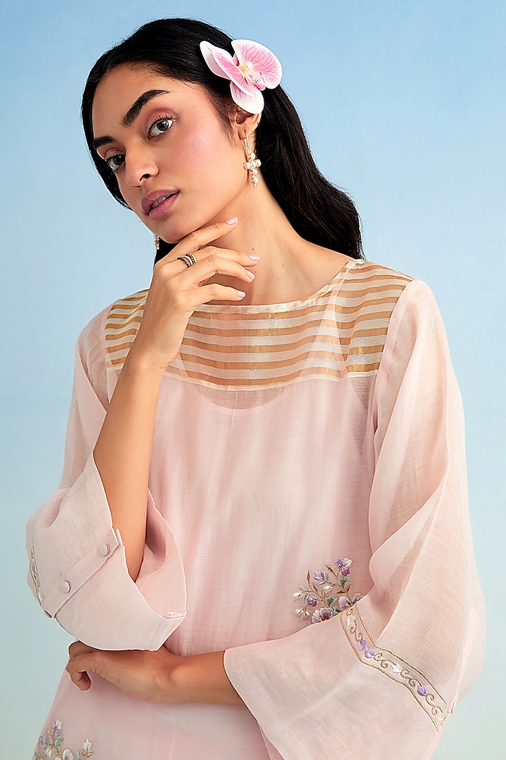 Pink Mul Chanderi Thread Embroidered High-Low Kurta Set by Anantaa By Roohi Trehan at Pernia's Pop Up Shop