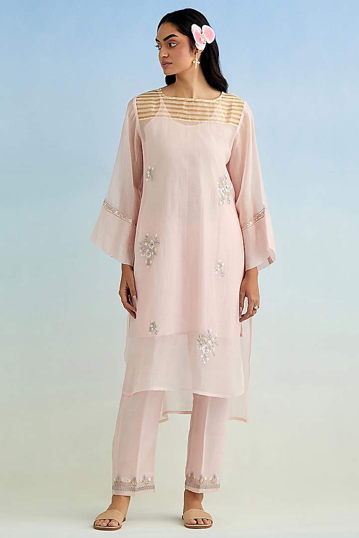 Pink Mul Chanderi Thread Embroidered High-Low Kurta Set by Anantaa By Roohi Trehan at Pernia's Pop Up Shop